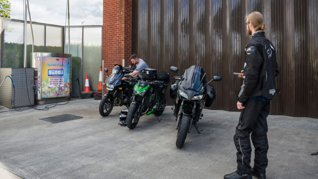 Die Motorräder und die Jungs an der Tankstelle in Newcastle.